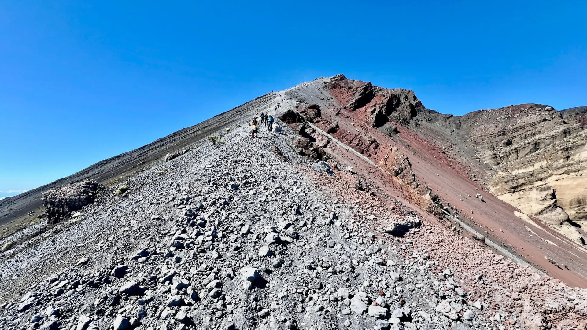 Pendaki berjalan menuju punggungan berbatu Gunung Rinjani